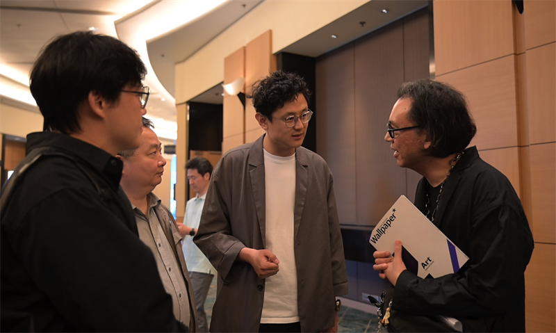 中国馆团队与第16届光州双年展艺术总监何子彦现场交流。中国美术学院供图